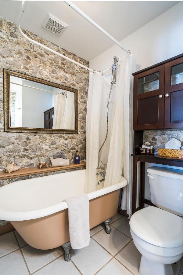 The Inn On Bay Gravenhurst Bagian luar foto