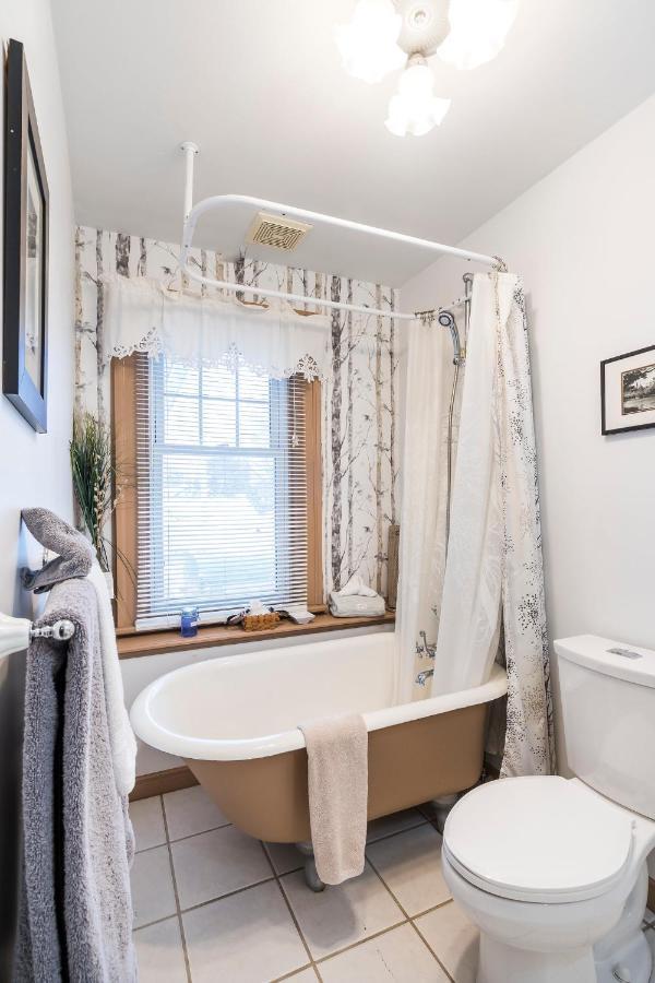 The Inn On Bay Gravenhurst Bagian luar foto