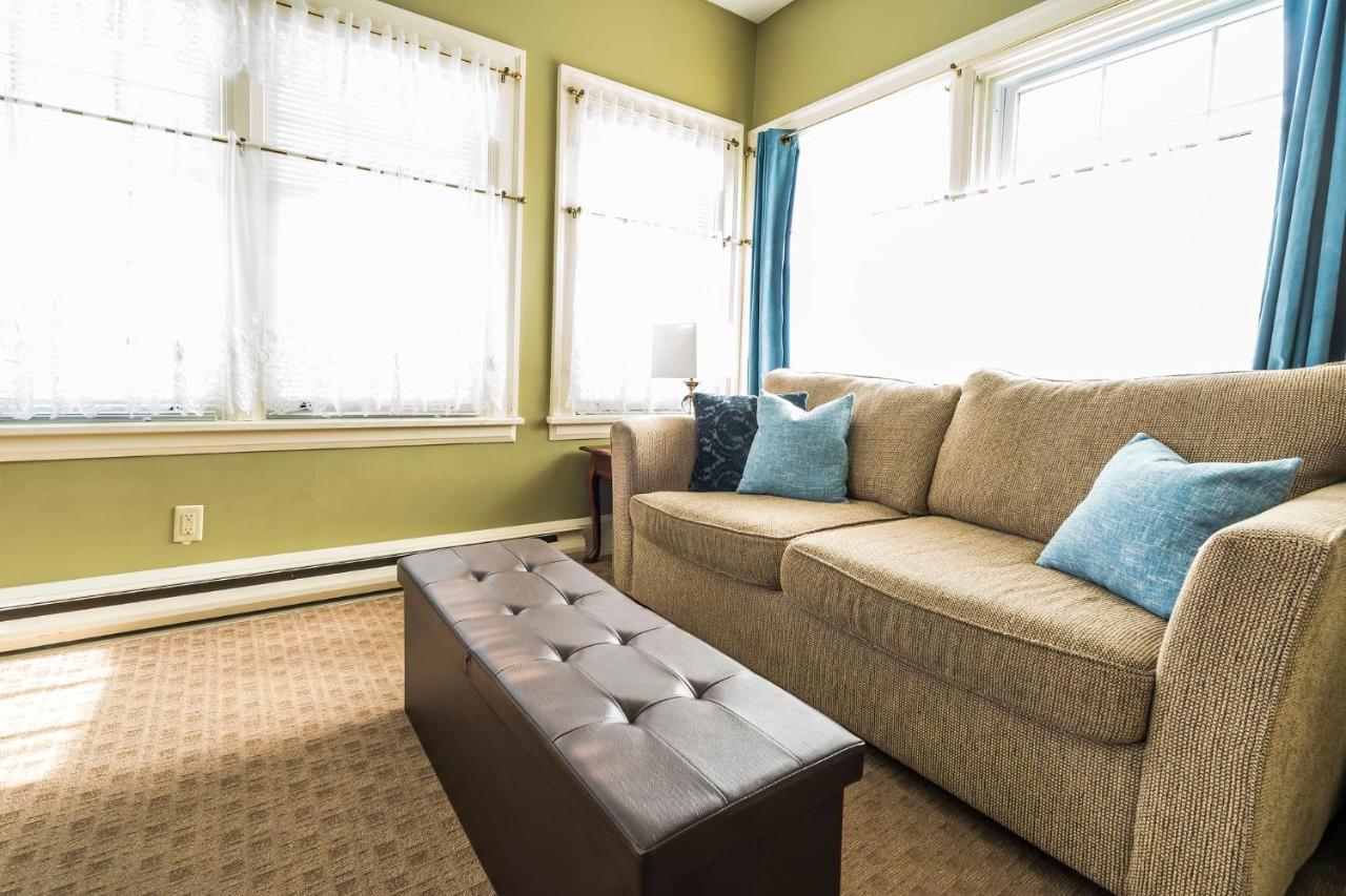 The Inn On Bay Gravenhurst Bagian luar foto