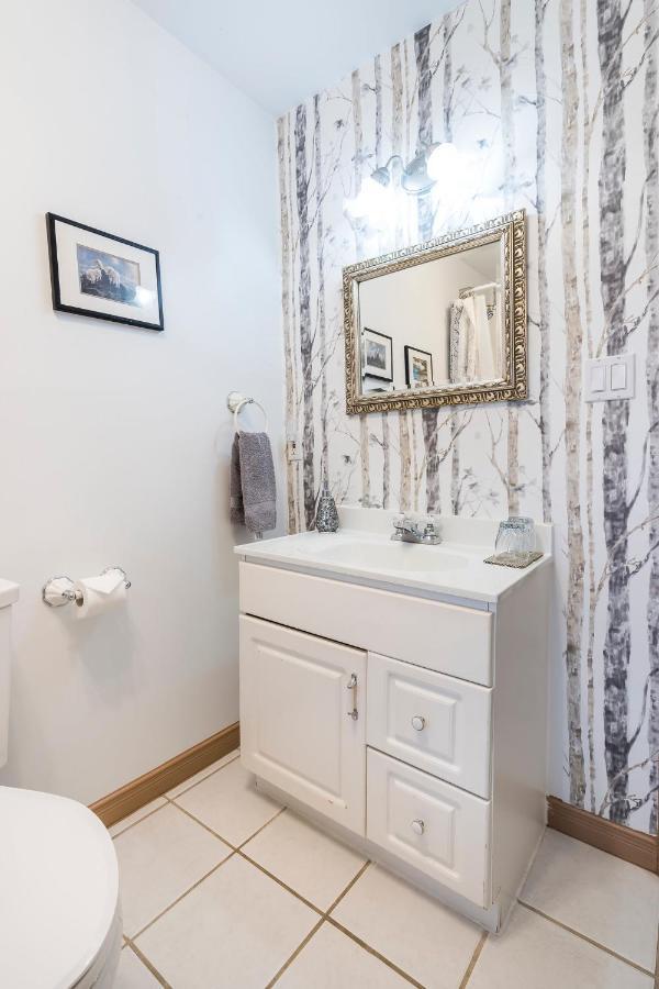 The Inn On Bay Gravenhurst Bagian luar foto