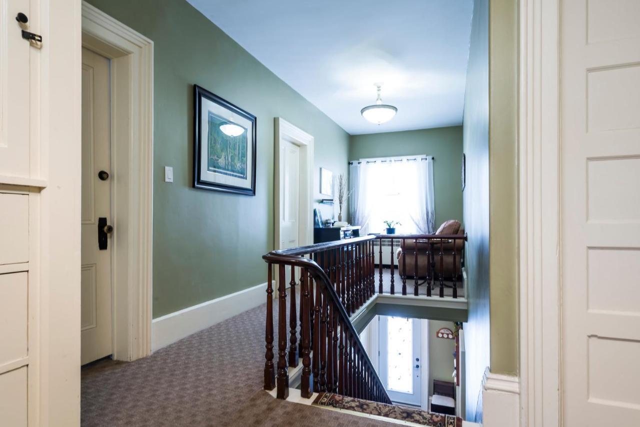 The Inn On Bay Gravenhurst Bagian luar foto