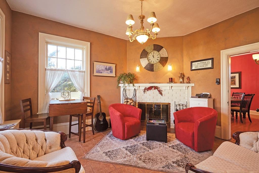 The Inn On Bay Gravenhurst Bagian luar foto