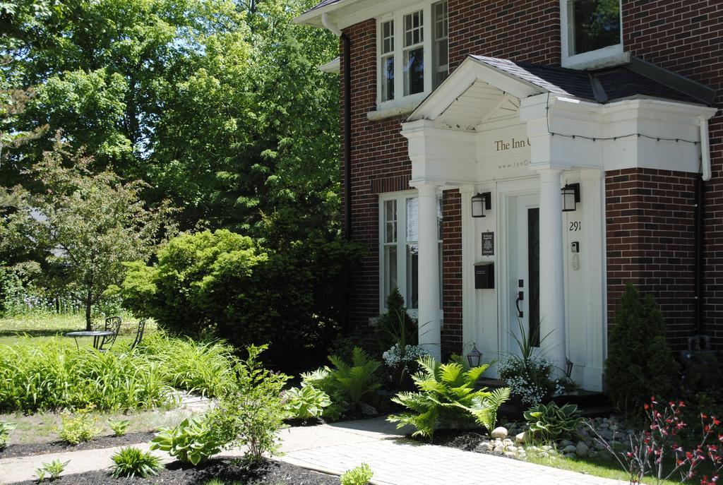 The Inn On Bay Gravenhurst Bagian luar foto